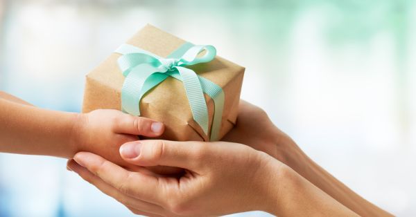 מתנה קטנה, אפקט גדול איך לבחור סיכת דש שמספרת סיפור